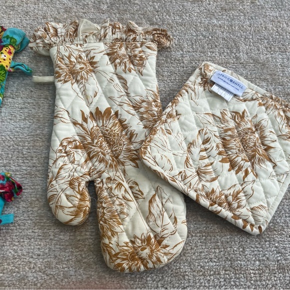 APRIL CORNELL FLORAL OVEN MITT SET - Picture 3 of 5